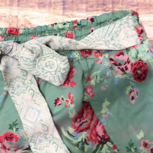 << Floral Flowy Relaxed Shorts >> - Picture 3 of 5